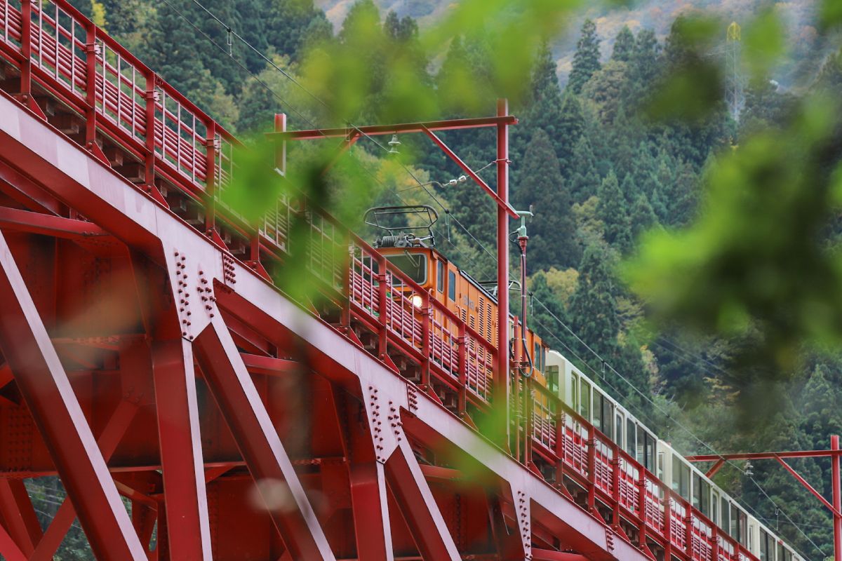 北陸秘境｜到富山黑部市「宇奈月溫泉」搭乘黑部峽谷觀光小火車