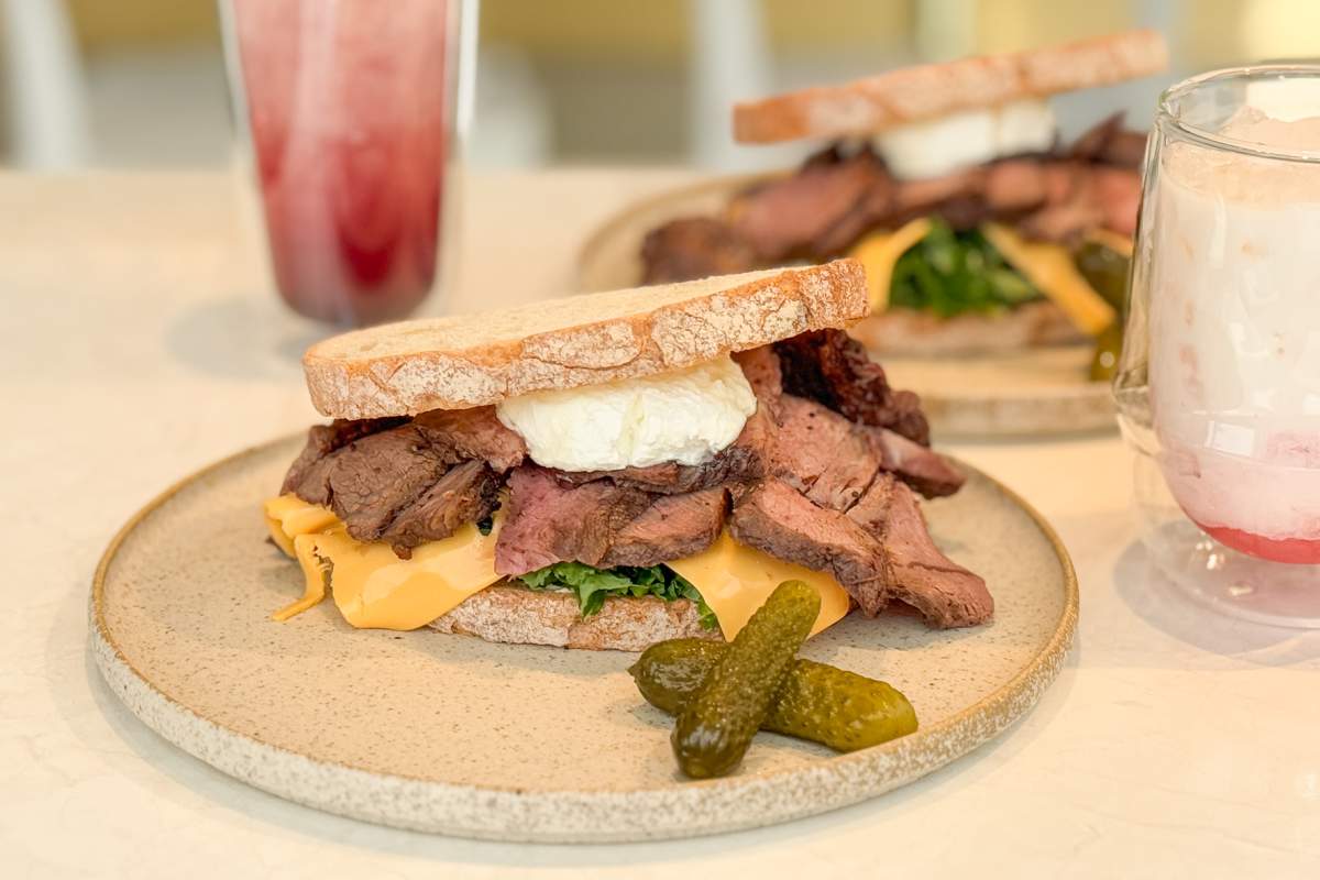 東京美食｜希臘優格專賣店「& Yogurt 表參道店」雙倍烤牛肉三明治新菜單