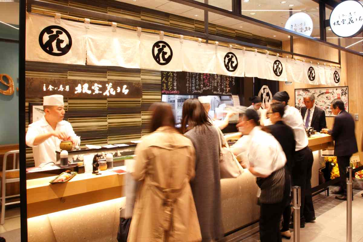 銀座美食｜翻桌快！「立食壽司 根室花丸 銀座店」中文菜單、推薦必點握壽司5選