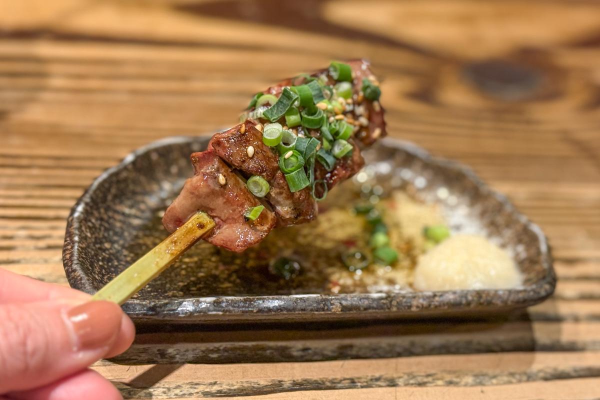 橫濱美食｜上大岡Tabelog高分燒鳥店「炭火燒鳥まるざ」14品套餐3,850日圓