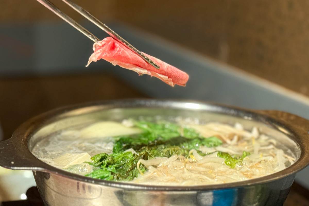 新宿美食｜金之目羊肉涮涮鍋：顛覆想像「二秒的奇跡」小羔羊肉吃到飽開箱