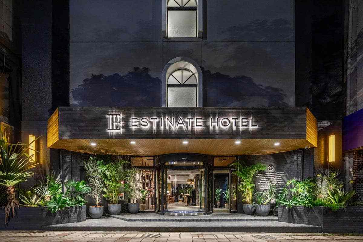 那霸住宿推薦｜Estinate Hotel 艾斯汀納特飯店：唯美工業風與爆餡鐵鍋鬆餅早餐
