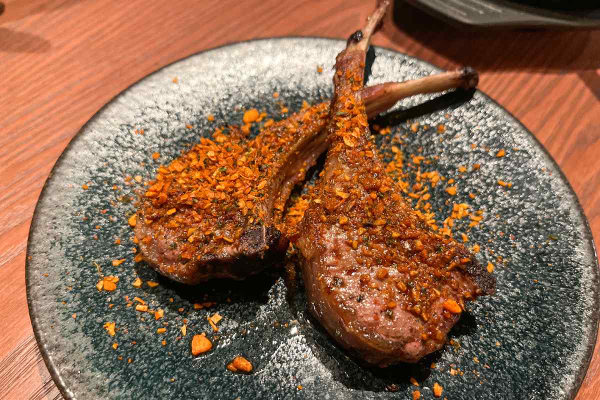 東京美食｜羊肉專門居酒屋！神田「ラムゴロー」：炭火羊小排、羊肉串點餐攻略